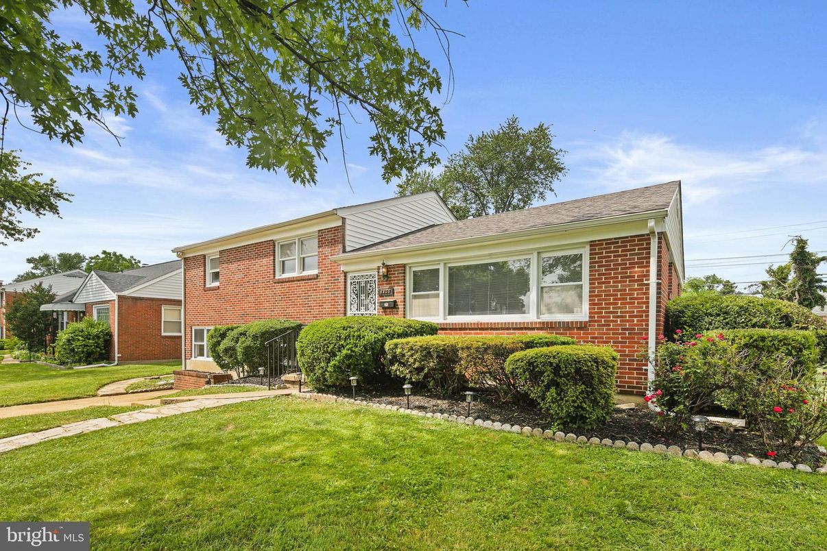 Exterior, Facade, Brick Facade, Split Level