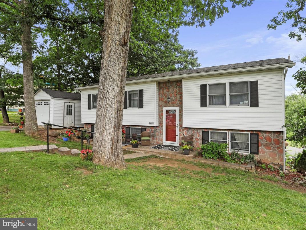 Exterior, Facade, Raised Ranch