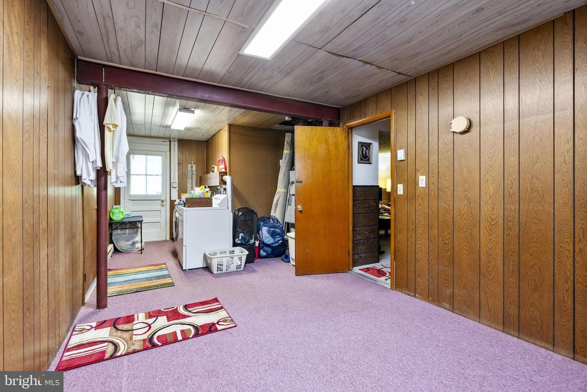 Empty room, Interior, Recessed Lighting, Wooden Walls