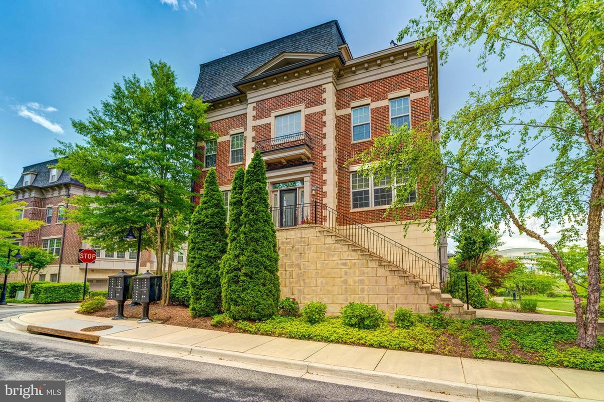 Exterior, Facade, Brick Facade, Georgian