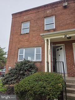 Exterior, Facade, Brick Facade, Rowhouse