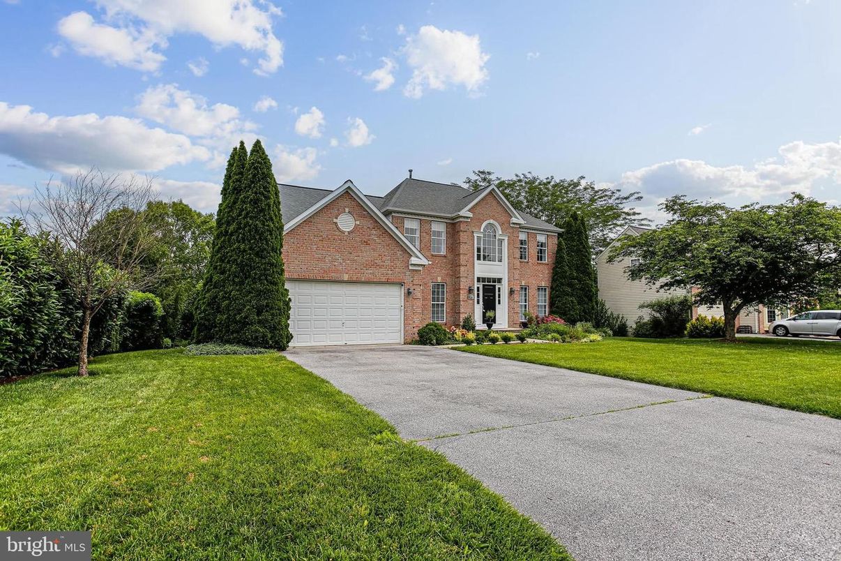 Attached, Backyard, Exterior, Facade, Brick Facade, Brick Traditional