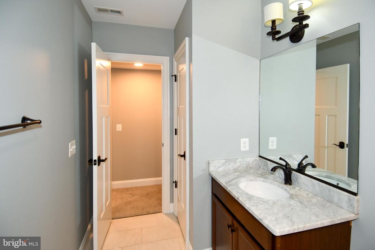 Bathroom, Dual Sink Vanities, Interior, Recessed Lighting