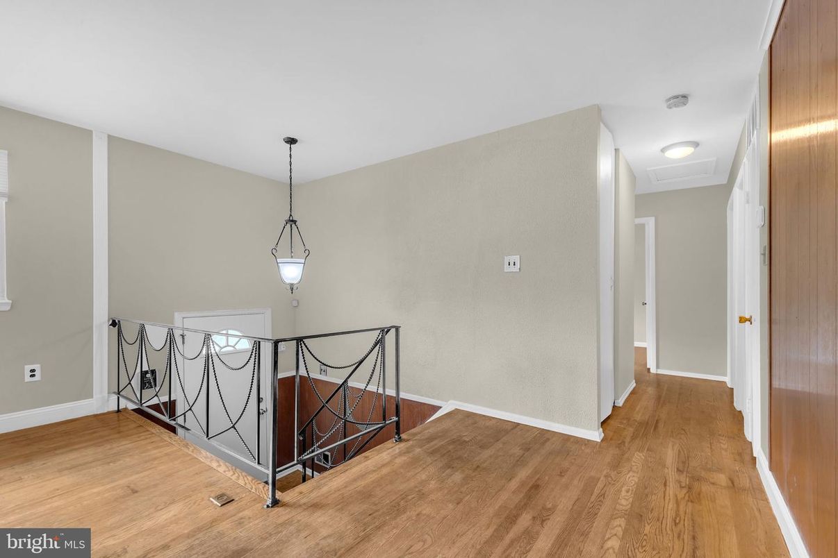 Interior, Pendant Lights, Wood Texture Flooring