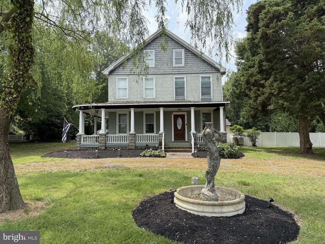 Backyard, Exterior, Facade, Queen Anne Victorian