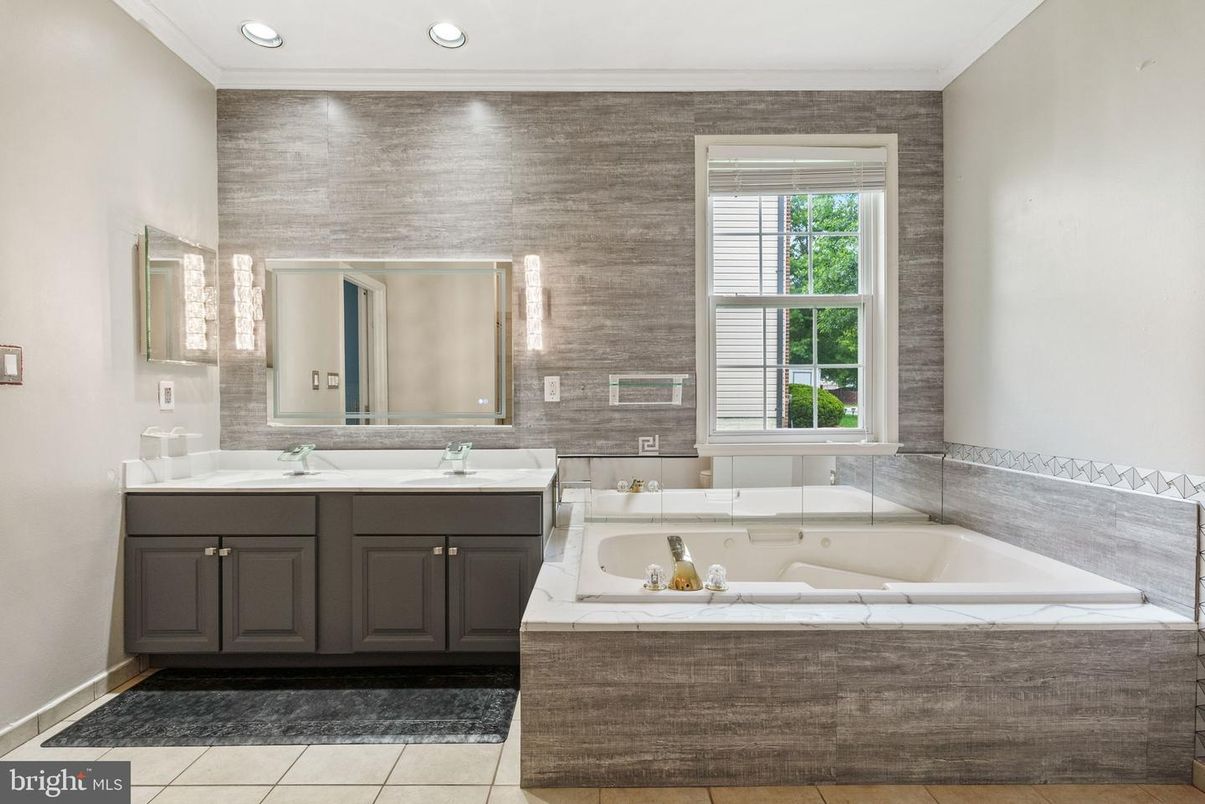 Bathroom, Dual Sink Vanities, Interior, Recessed Lighting