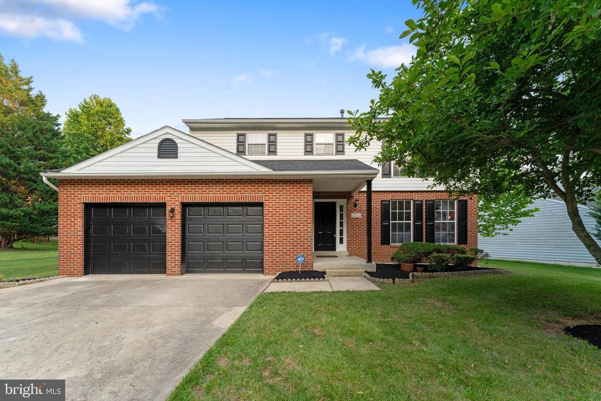 Attached, Exterior, Facade, Brick Facade, Georgian