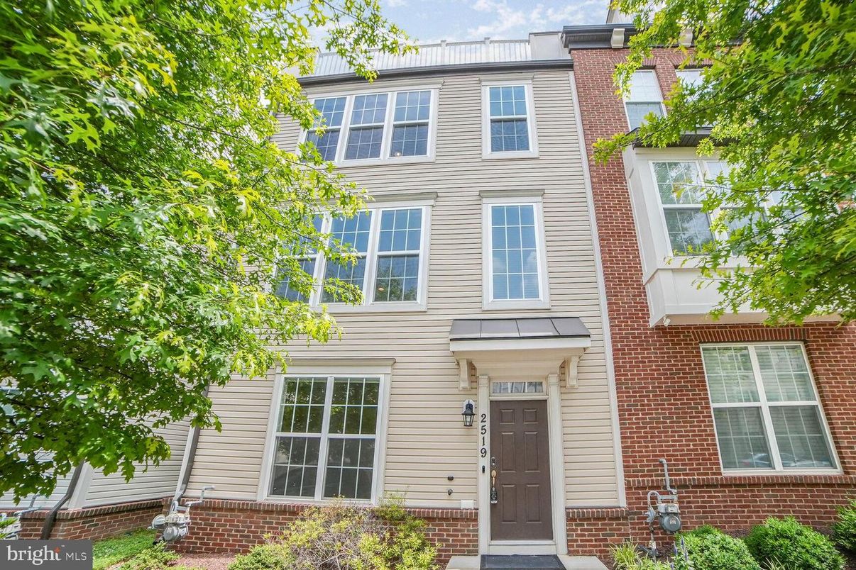 Exterior, Facade, Brick Facade, Rowhouse