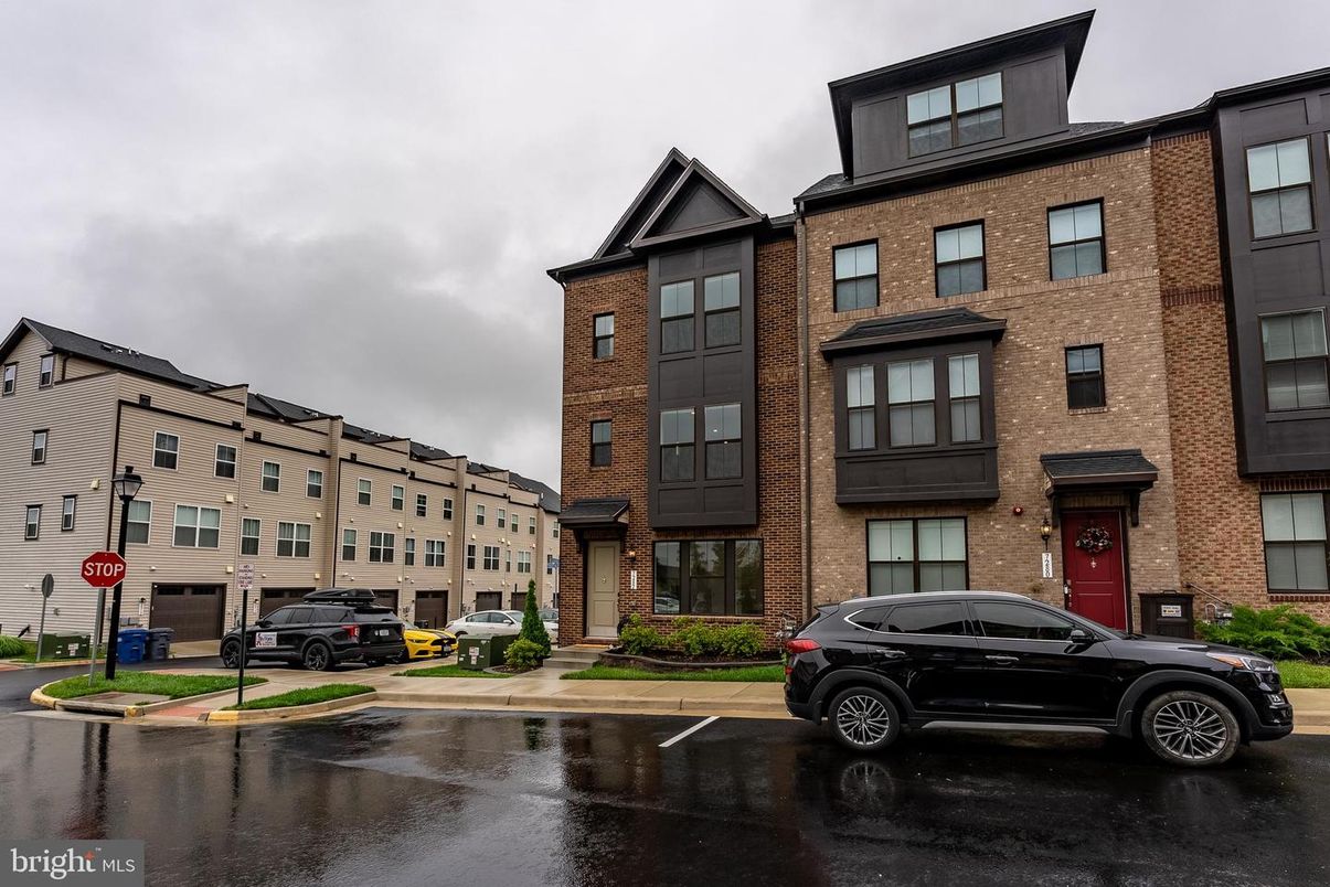 Exterior, Facade, Brick Facade, Rowhouse