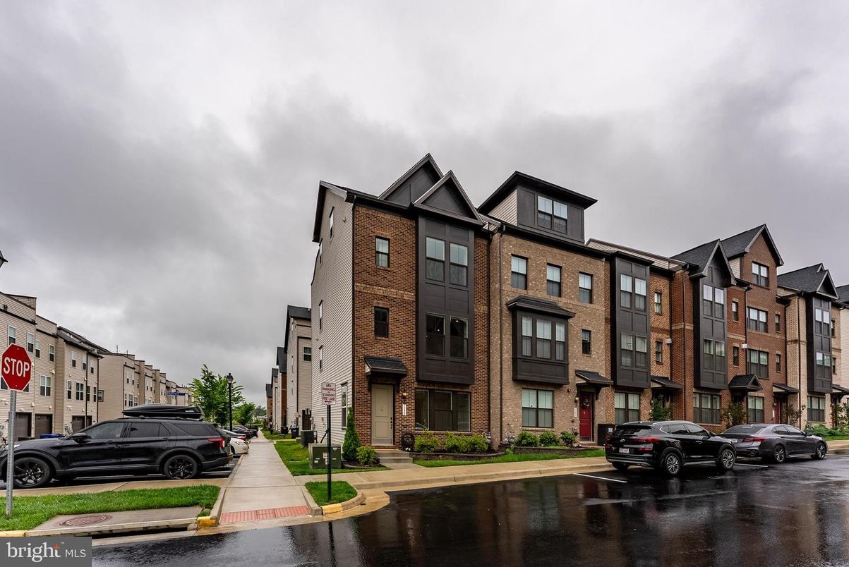 Exterior, Facade, Rowhouse