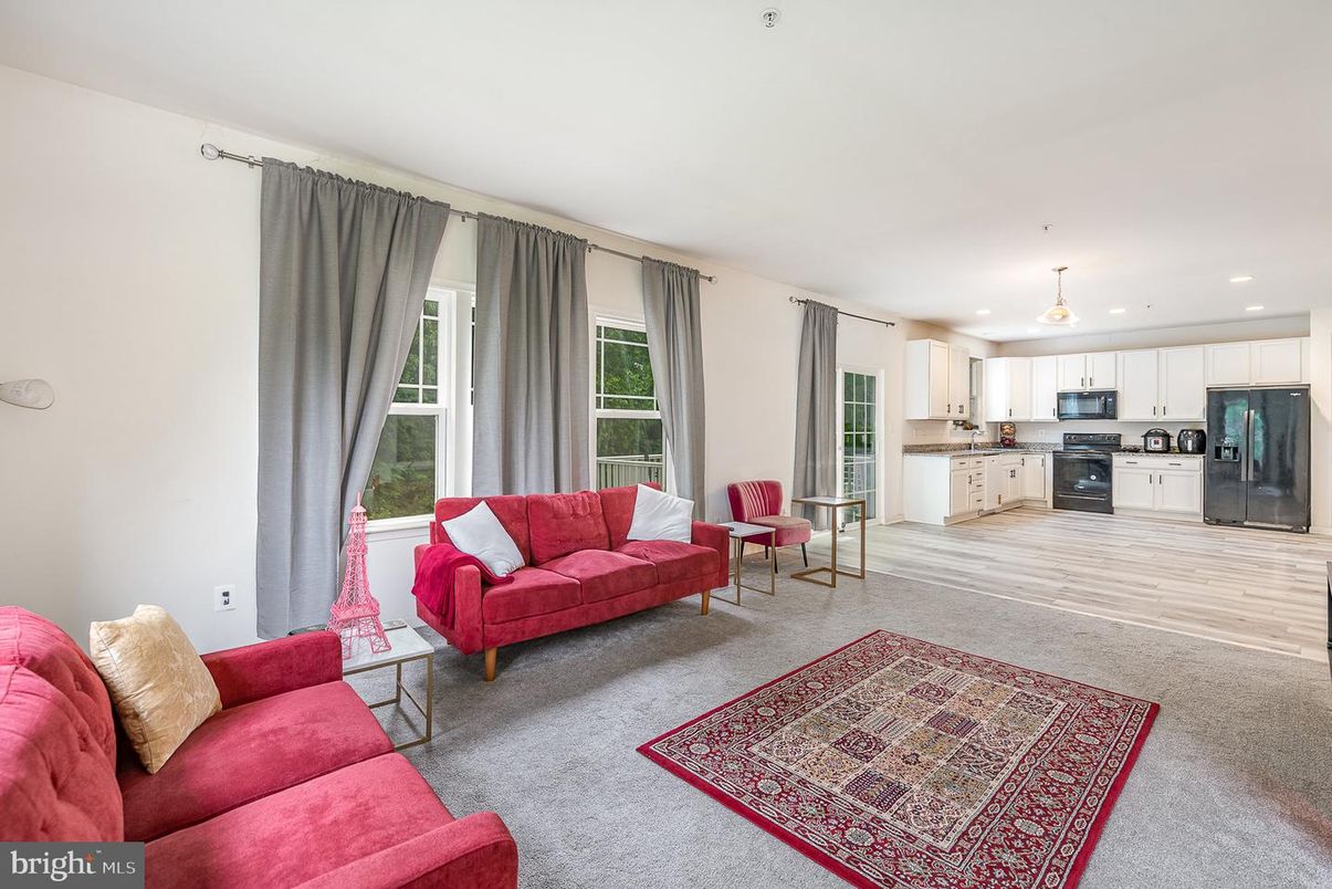 Interior, Kitchen, Living room, Pendant Lights, Recessed Lighting, Stainless Steel Appliances