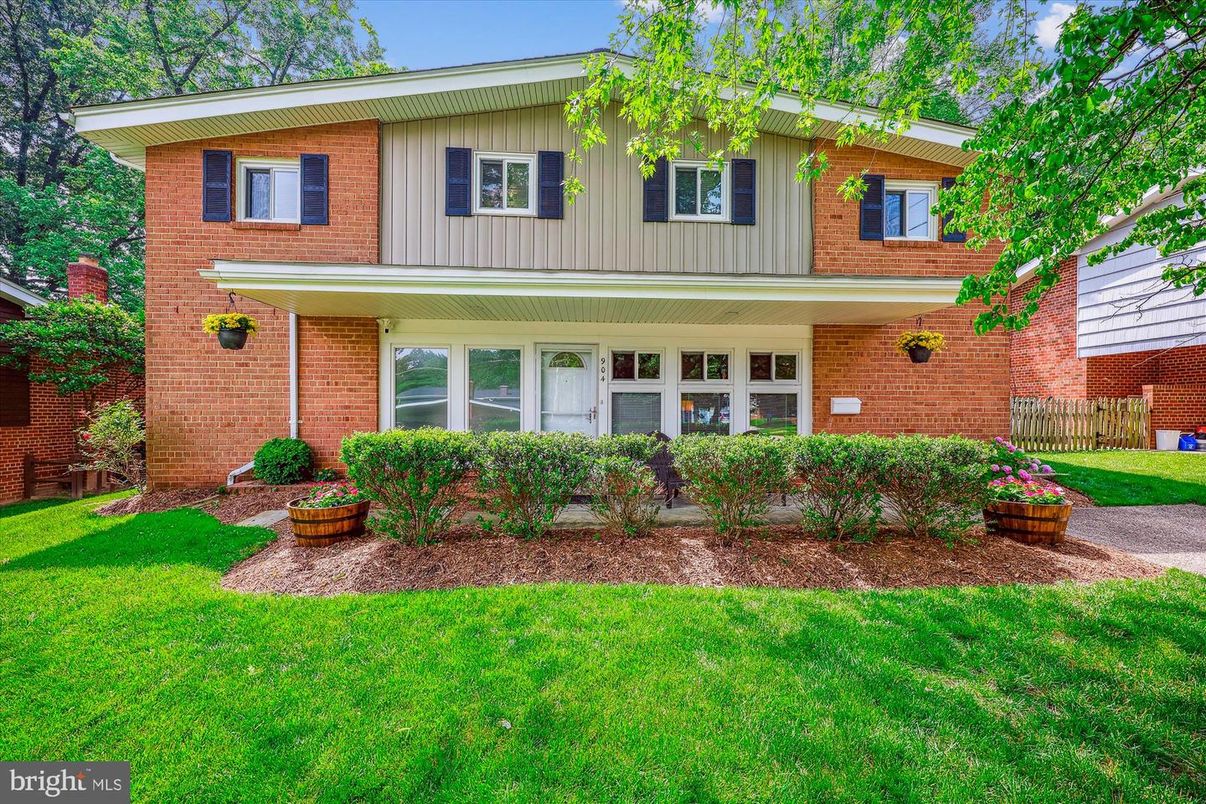 Exterior, Facade, Brick Facade, Split Level