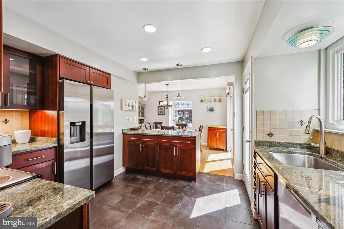 Dining room, Interior, Kitchen, Pendant Lights, Recessed Lighting, Stainless Steel Appliances