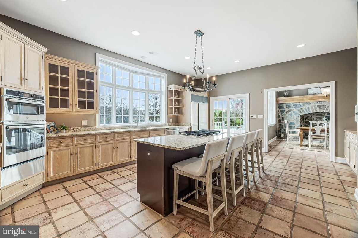 Chandelier, Dining room, Interior, Kitchen, Recessed Lighting, Stainless Steel Appliances