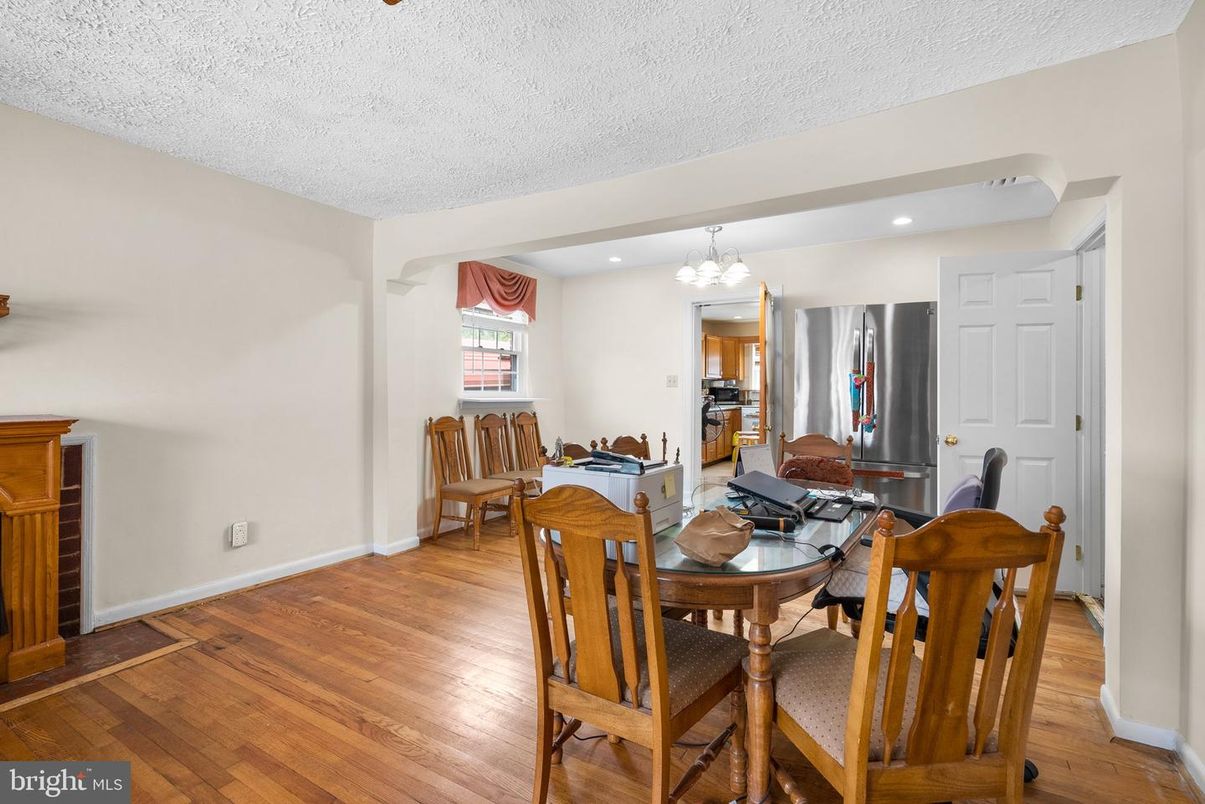 Chandelier, Dining room, Interior, Recessed Lighting, Wood Texture Flooring
