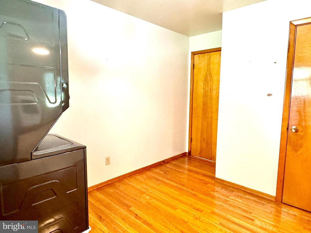 Interior, Washer, Wood Texture Flooring