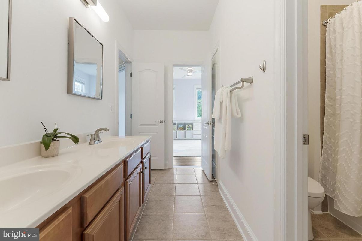 Bathroom, Dual Sink Vanities, Interior