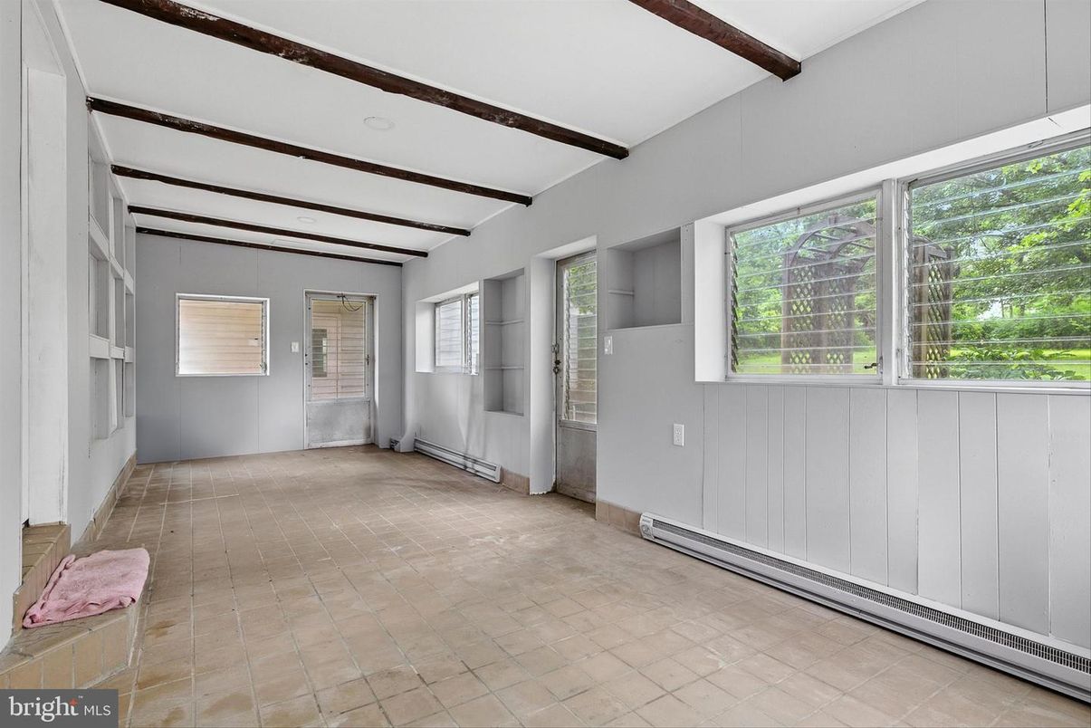 Empty room, Interior, Wooden Beams