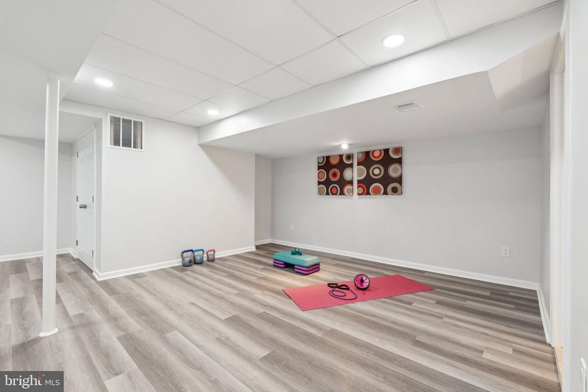 Interior, Recessed Lighting, Wood Texture Flooring