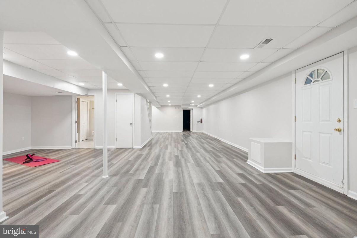 Interior, Recessed Lighting, Wood Texture Flooring