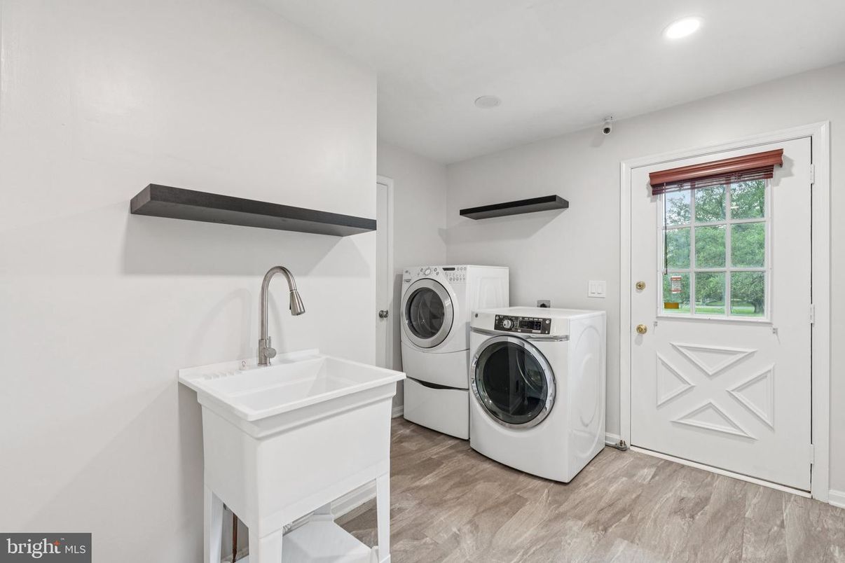 Interior, Recessed Lighting, Washer, Wood Texture Flooring