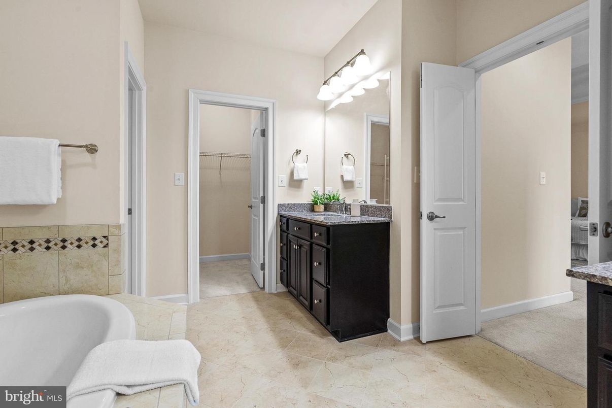 Bathroom, Dual Sink Vanities, Interior