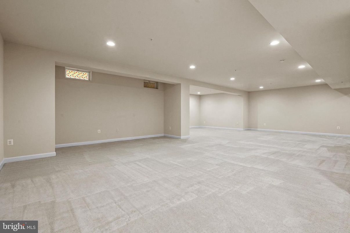 Empty room, Interior, Recessed Lighting