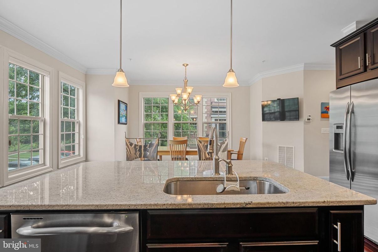 Chandelier, Dining room, Interior, Kitchen, Pendant Lights, Stainless Steel Appliances