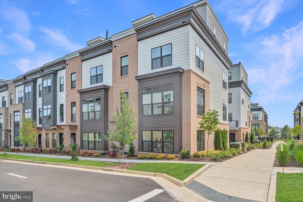 Exterior, Facade, Brick Facade, Rowhouse