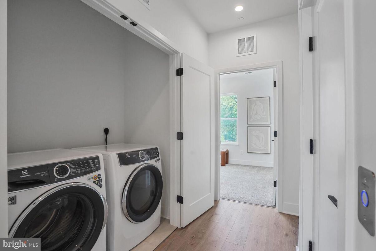 Interior, Recessed Lighting, Washer, Wood Texture Flooring