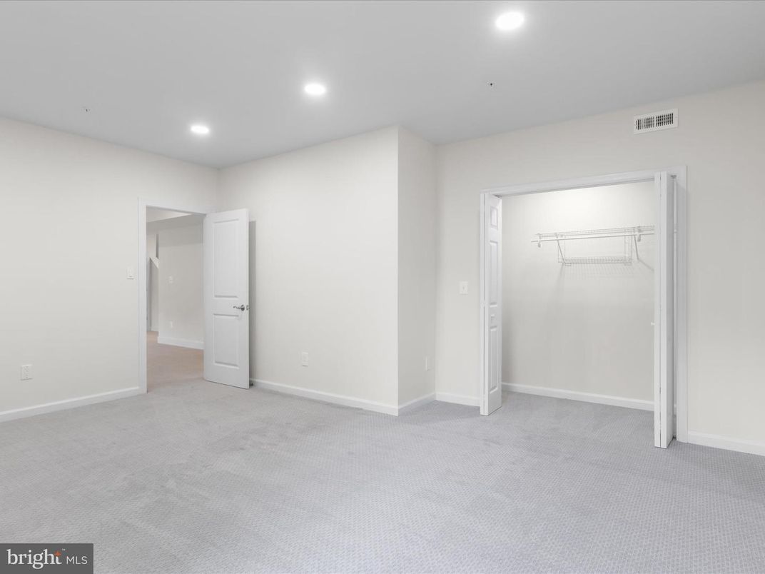 Empty room, Interior, Recessed Lighting