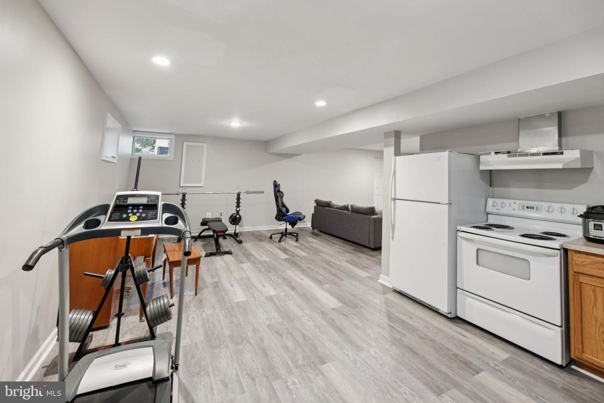 Fitness Equipment, Interior, Kitchen, Recessed Lighting, Wood Texture Flooring