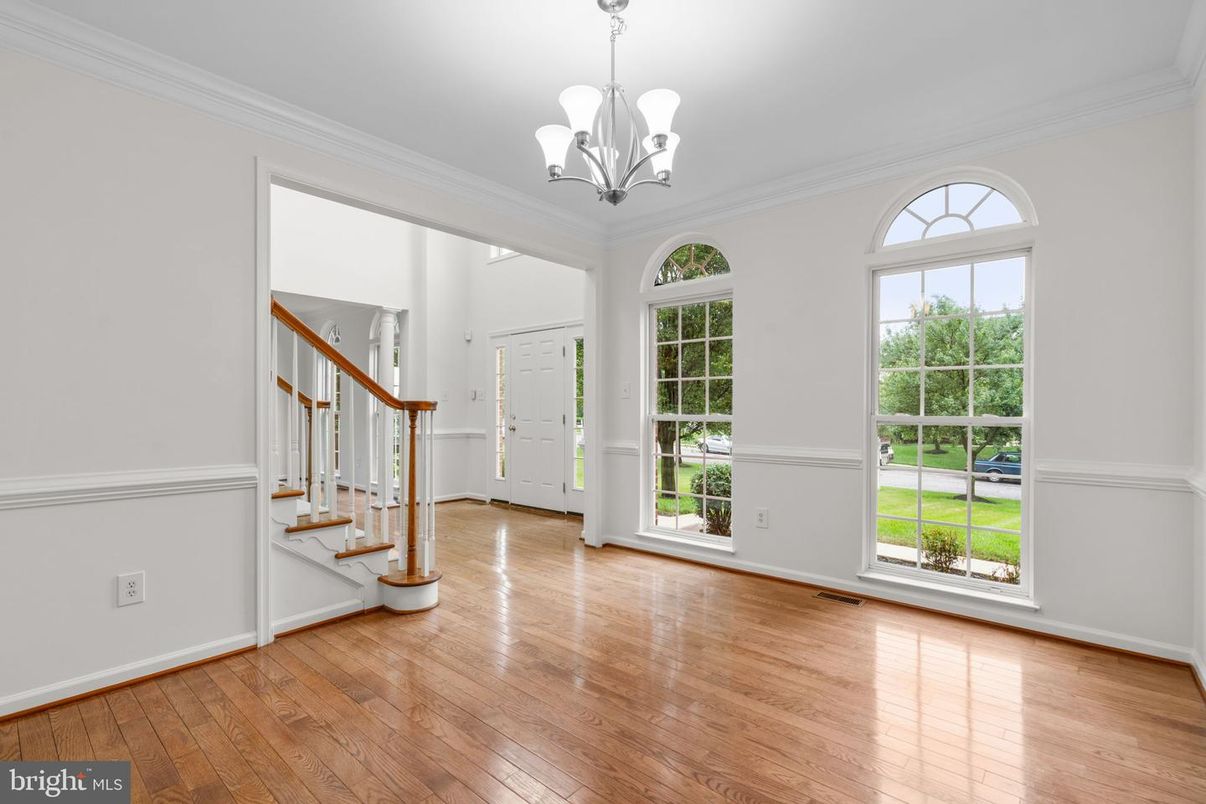 Chandelier, Empty room, Interior, Wood Texture Flooring