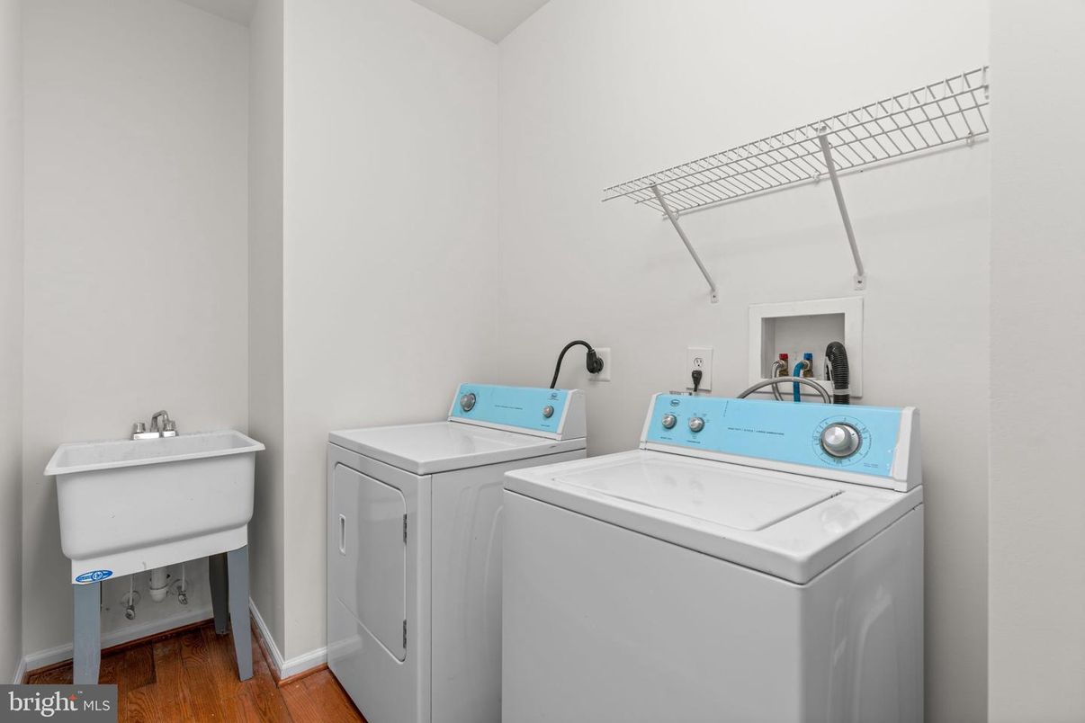 Interior, Utility Closets, Washer, Wood Texture Flooring