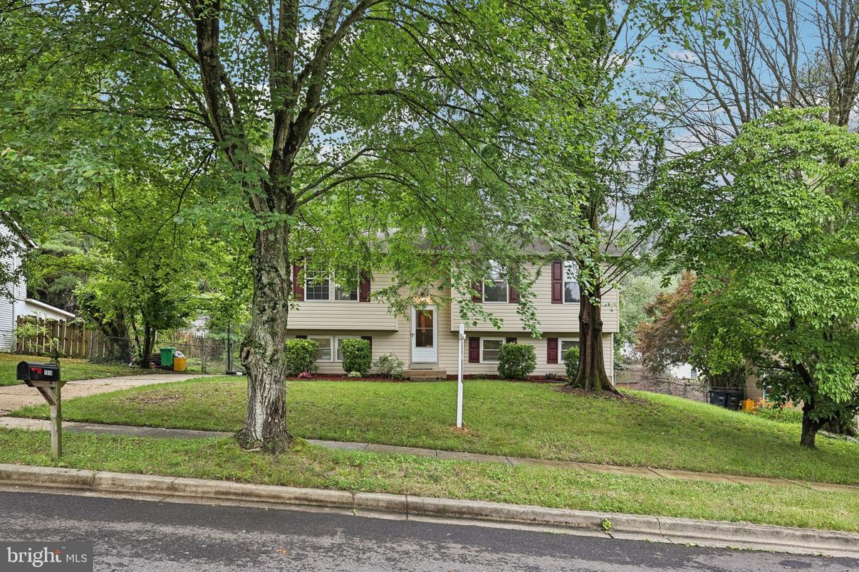 Exterior, Facade, Raised Ranch
