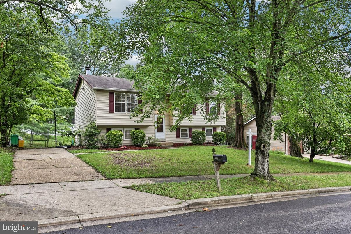 Exterior, Facade, Raised Ranch