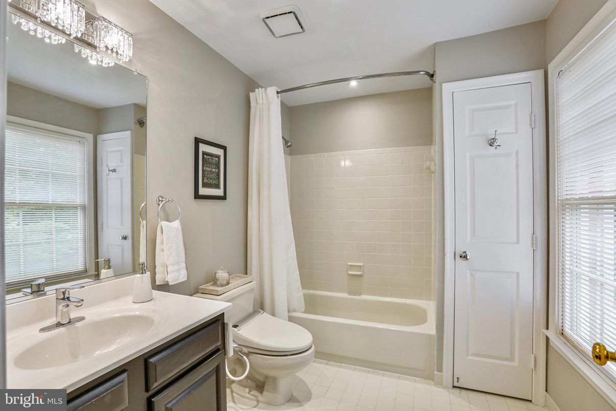 Bathroom, Interior, Recessed Lighting
