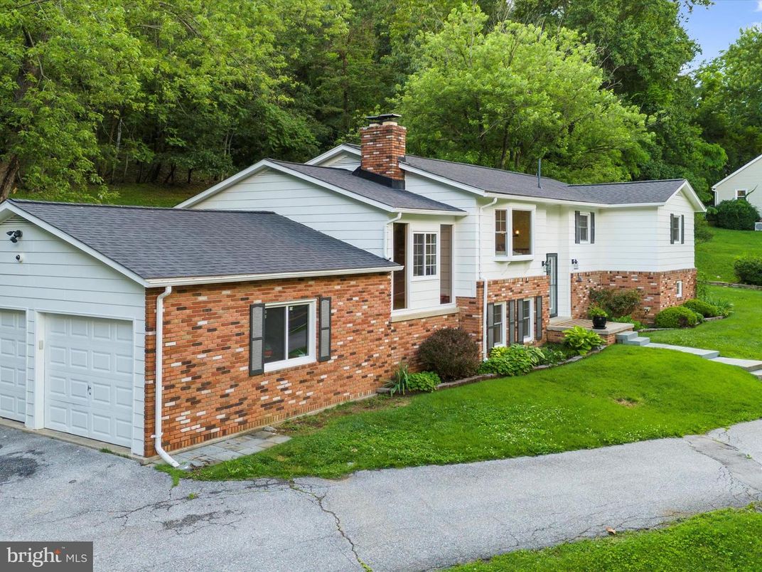 Attached, Exterior, Facade, Brick Facade, Split Level
