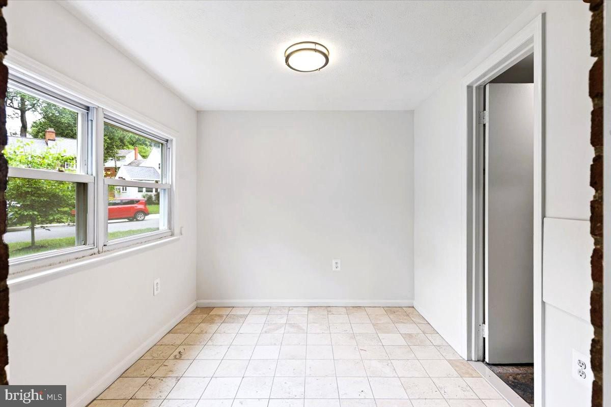 Empty room, Interior