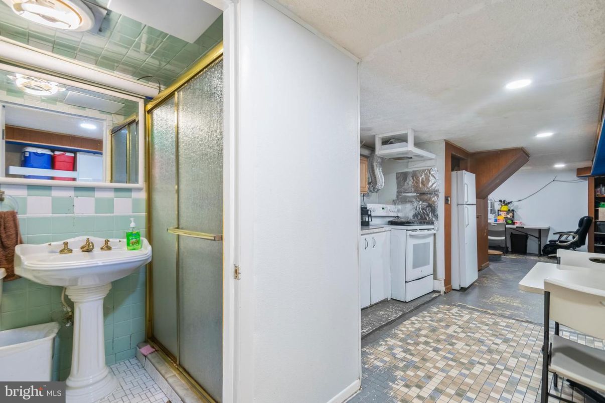 Bathroom, Glass Shower, Interior, Recessed Lighting, Washer