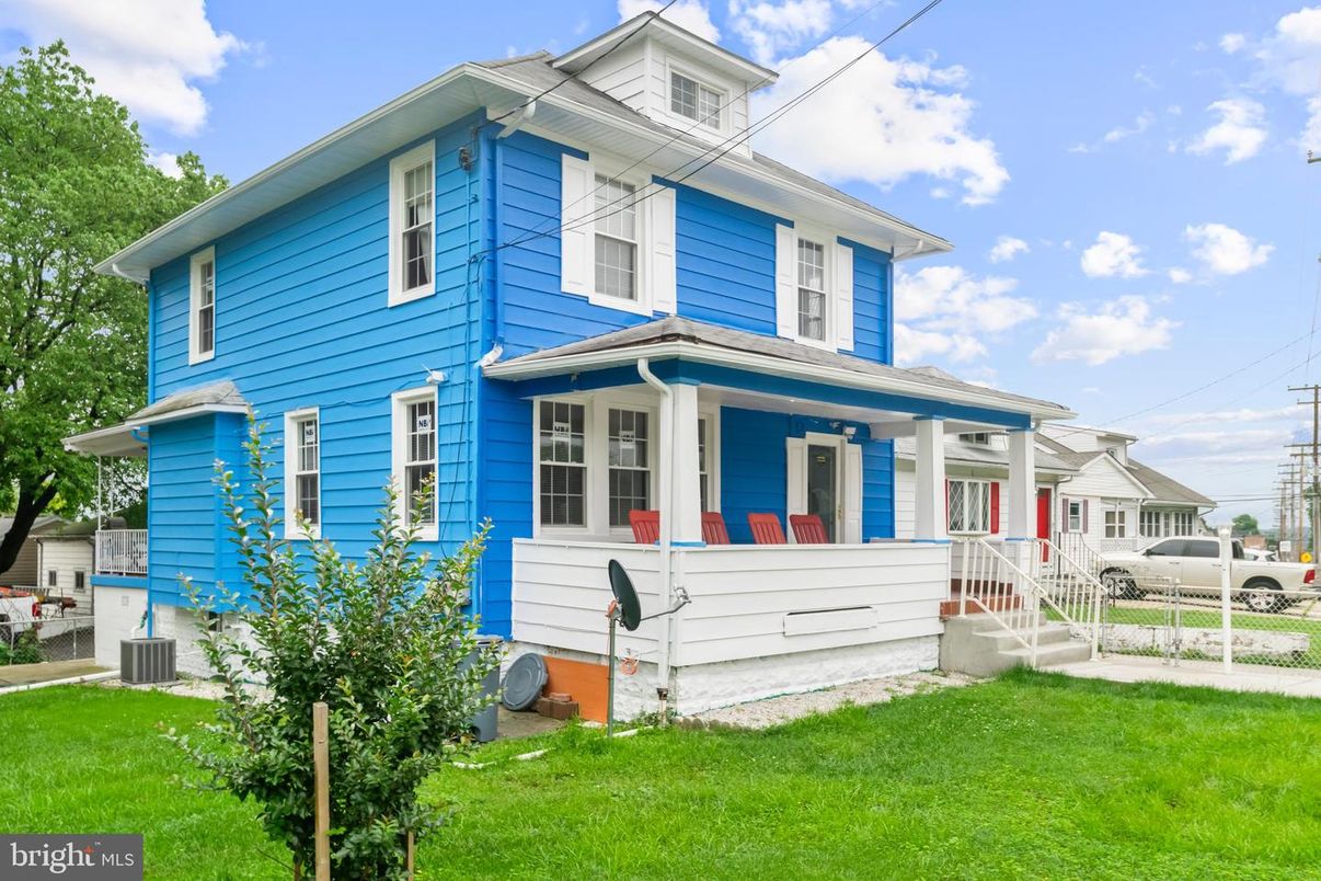 Exterior, Facade, American Foursquare