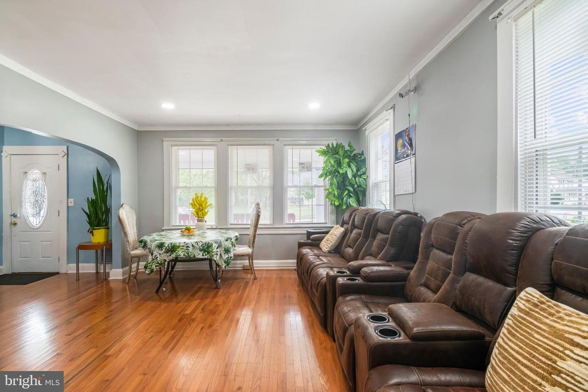Home Theatre Room, Interior, Living room, Recessed Lighting, Wood Texture Flooring