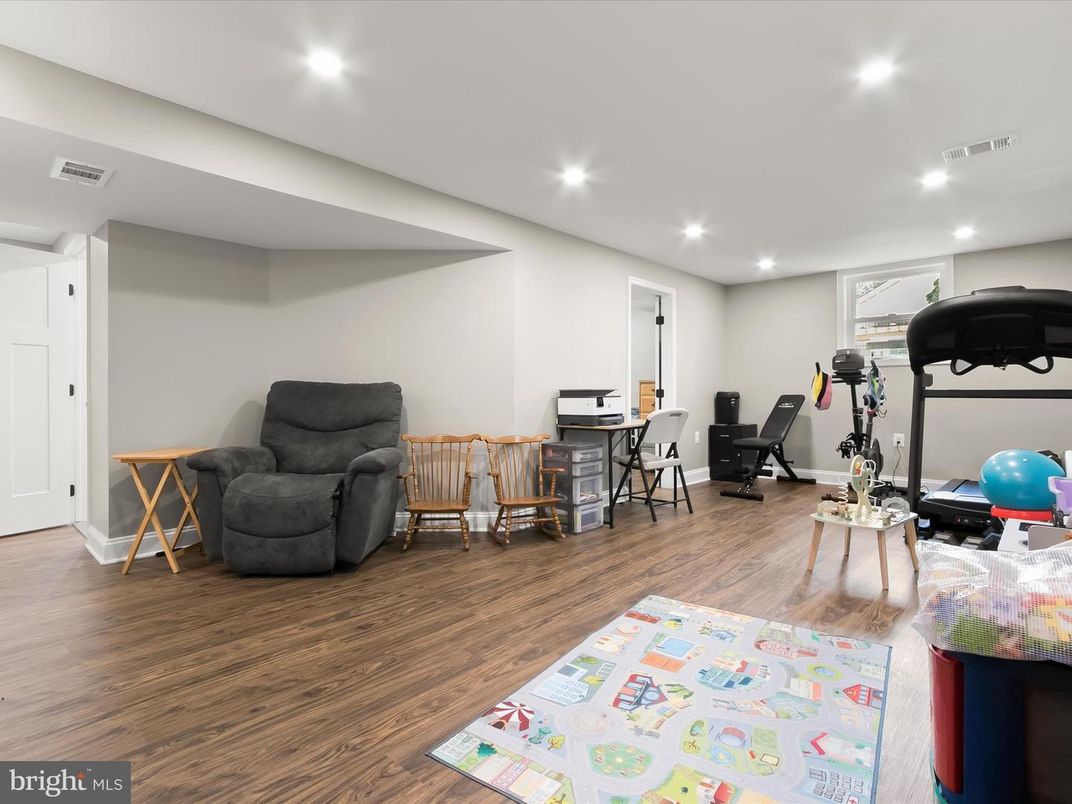 Fitness Equipment, Interior, Recessed Lighting, Wood Texture Flooring