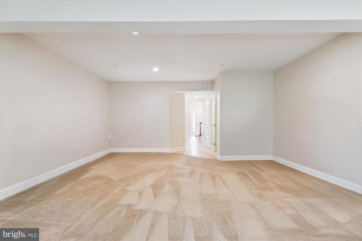 Empty room, Interior, Recessed Lighting
