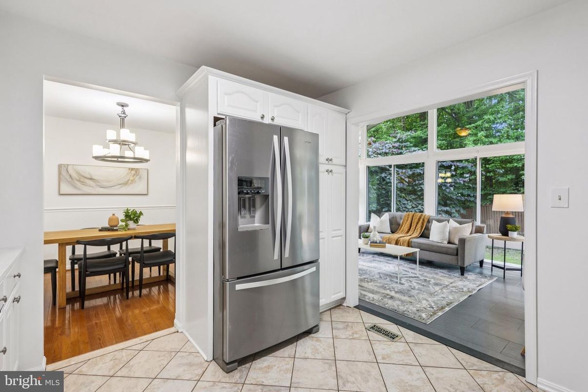 Chandelier, Dining room, Interior, Kitchen, Living room, Stainless Steel Appliances, Wood Texture Flooring
