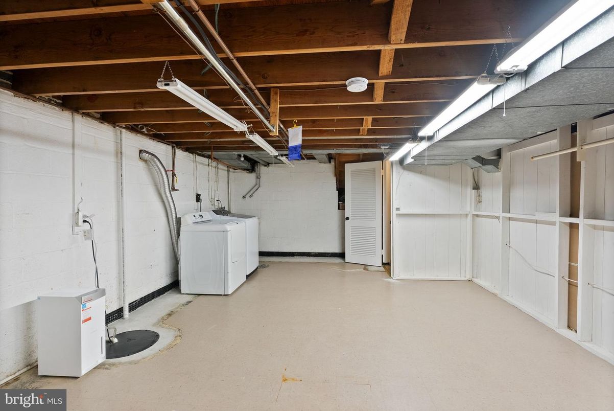 Interior, Washer, Wooden Beams