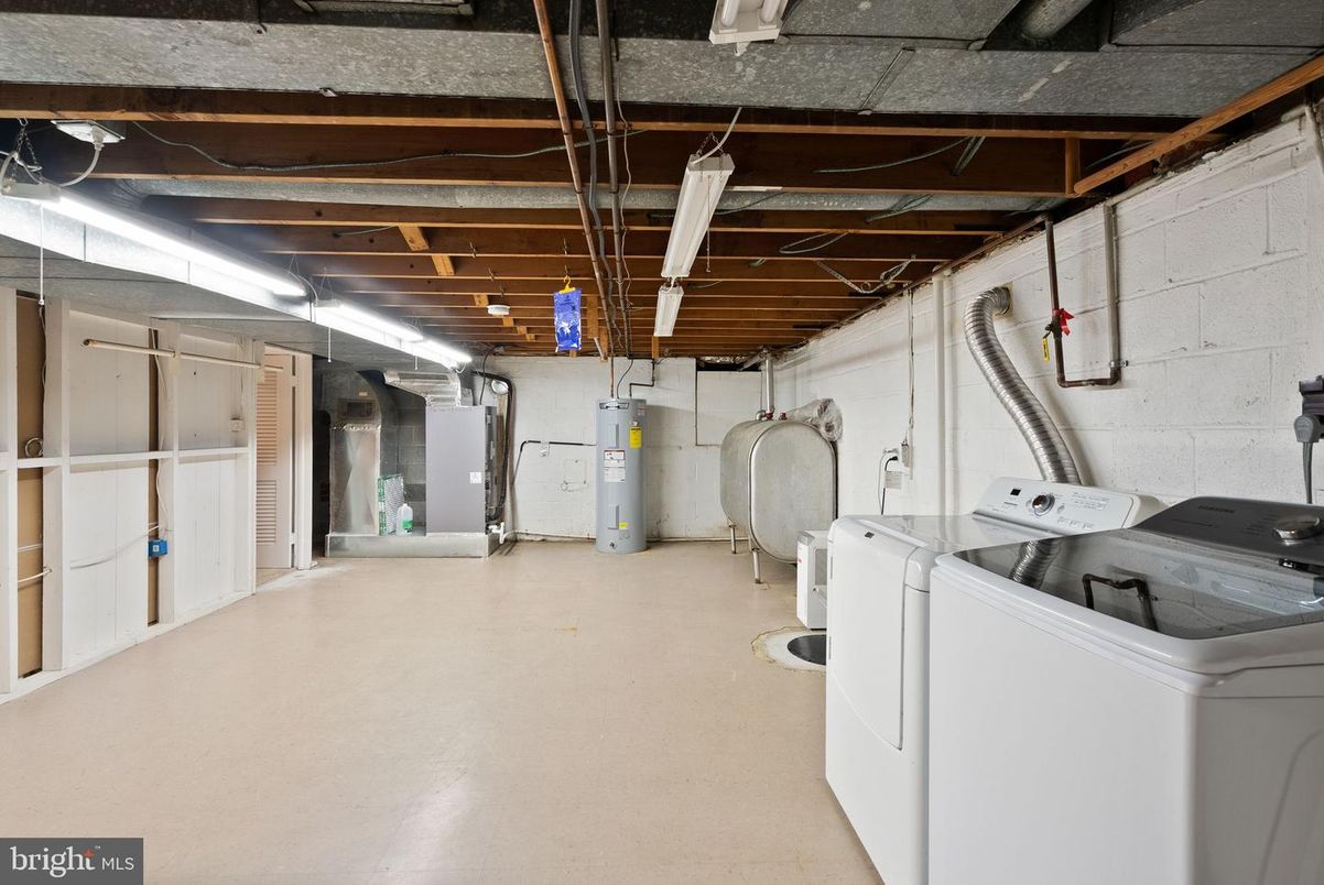 Interior, Washer, Wooden Beams