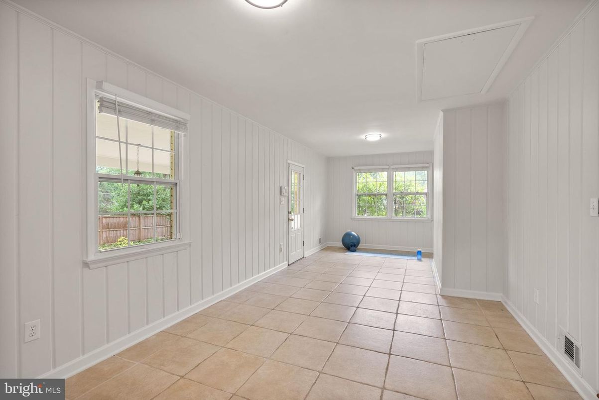 Empty room, Interior