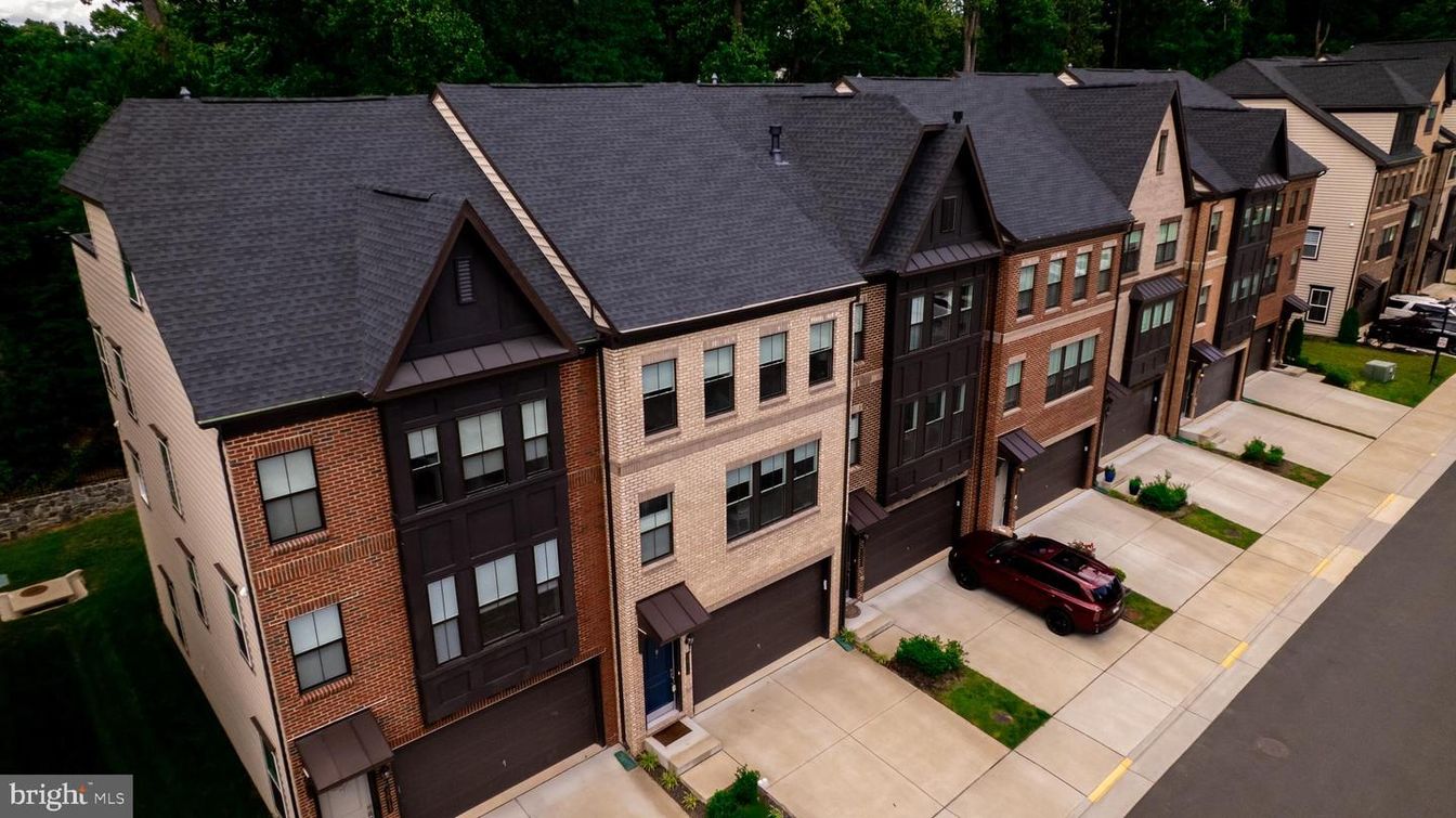Exterior, Facade, Brick Facade, Rowhouse