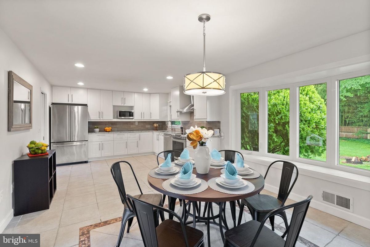 Dining room, Interior, Kitchen, Pendant Lights, Recessed Lighting, Stainless Steel Appliances